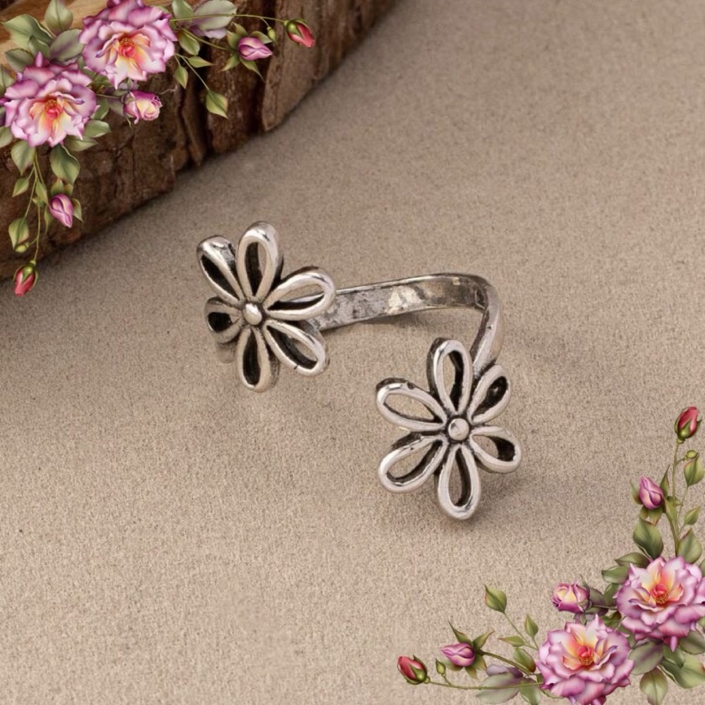 Vintage Bohemian Style Hollow Flowers Open Adjustable Size Ring - Picture 1 of 8